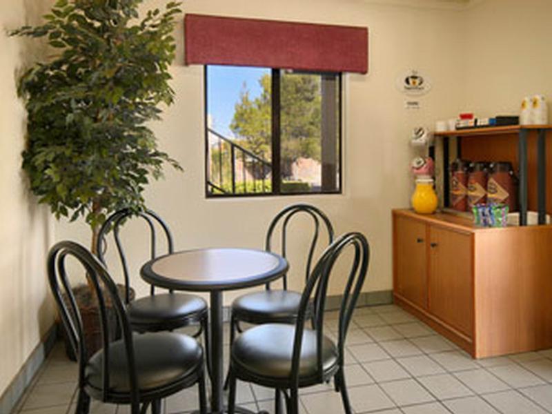 Super 8 By Wyndham Barstow Hotel Restaurant photo